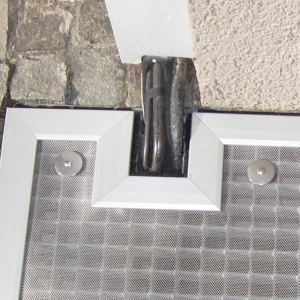 Sonderlösung einer Schachtabdeckung mit Kabeldurchdringung