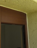 Detail einer Holz-Metall-Haustüre äussere Aluschale in HF82 Nussbaum