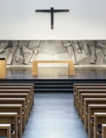 Ambo und Altar in Eiche querfurniert, matt lackiert. Buchstütze in Metall schwarz pulverbeschichtet
