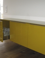 Aufgehängtes Sideboard aus MDF in Hochglanz lackiert RAL 1005. Glasabdeckung in ESG-Ausführung. Blum Vollauszug gebremst in Edelstahl-Ausführung und seitlichen Klarglaseinsätzen