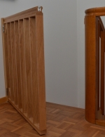 Treppensicherung aus Eiche, seidenmatt lackiert, als Türe angeschlagen, passend zum bestehenden Geländer gefertigt