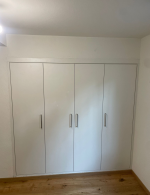 Einbauschrank mit 4 Türen, Tablare und Kleiderstangen