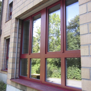 Kunststoff-Fenster mit Aluminium-Vorsatzschale in RAL 3032 perlrubinrot (Aussenansicht)