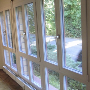 Kunststoff-Fenster mit Aluminium-Vorsatzschale in RAL 3032 perlrubinrot (Innenansicht)