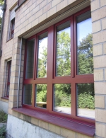 Kunststoff-Fenster mit Aluminium-Vorsatzschale in RAL 3032 perlrubinrot (Aussenansicht)