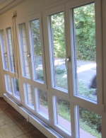 Kunststoff-Fenster mit Aluminium-Vorsatzschale in RAL 3032 perlrubinrot (Innenansicht)